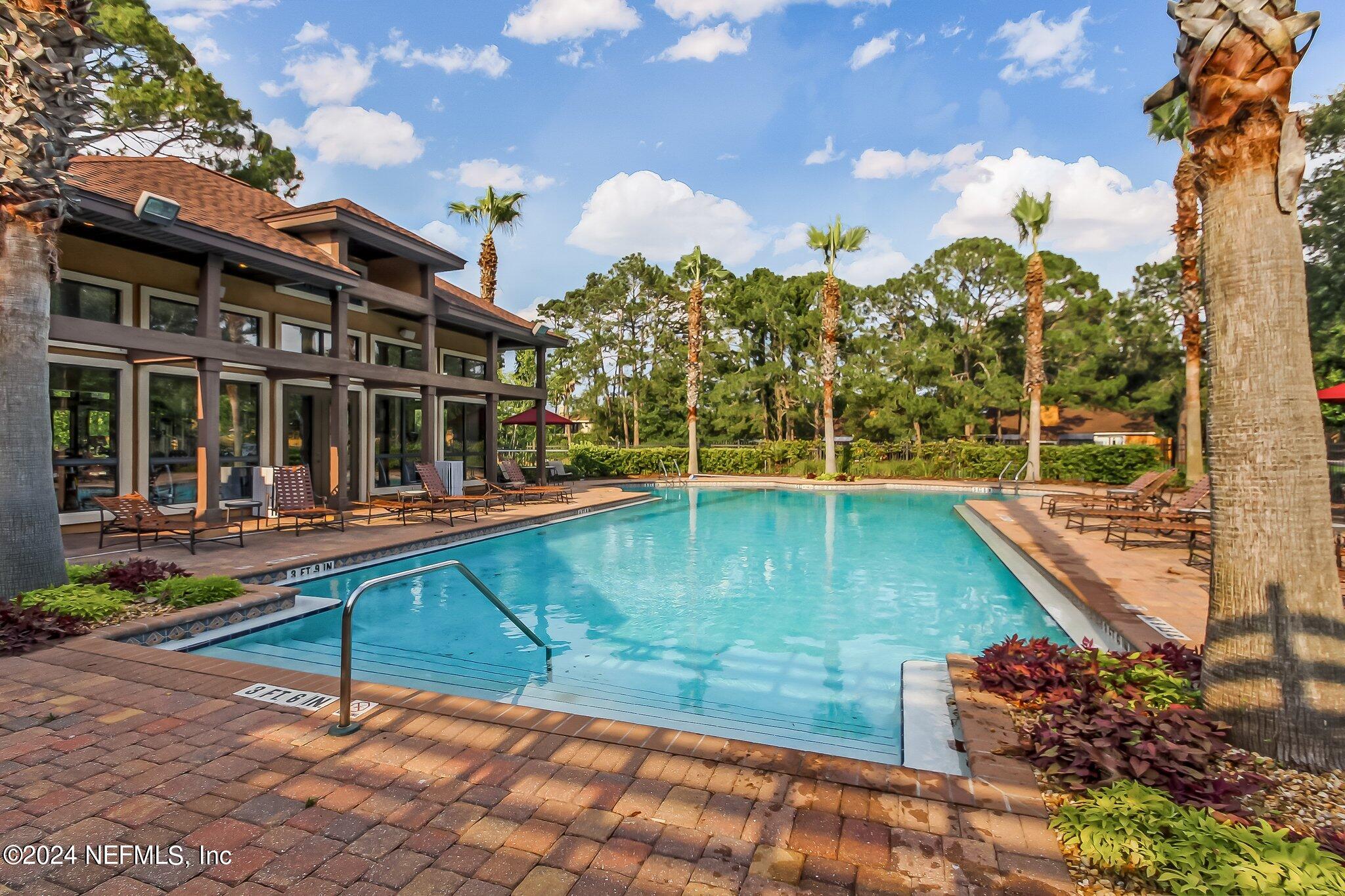 909 SHORELINE Circle