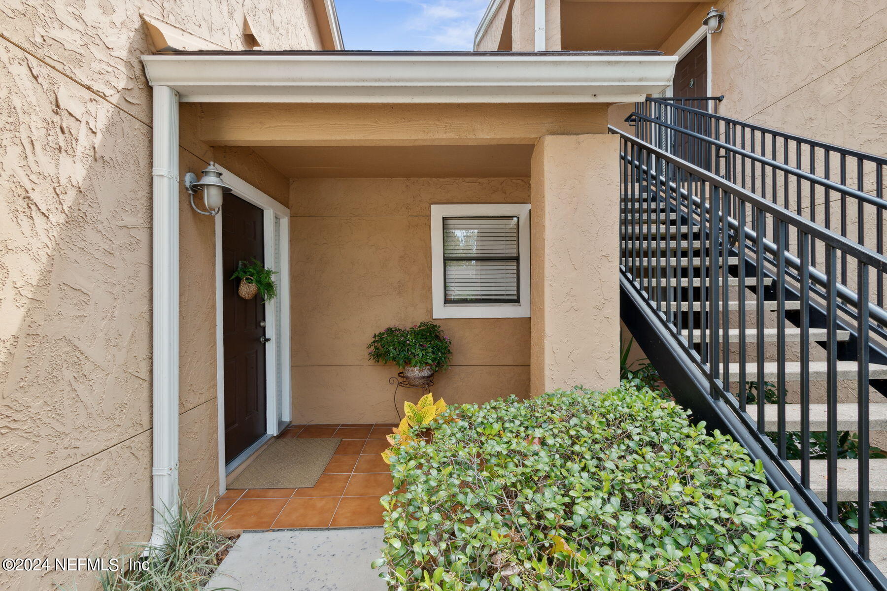 909 SHORELINE Circle