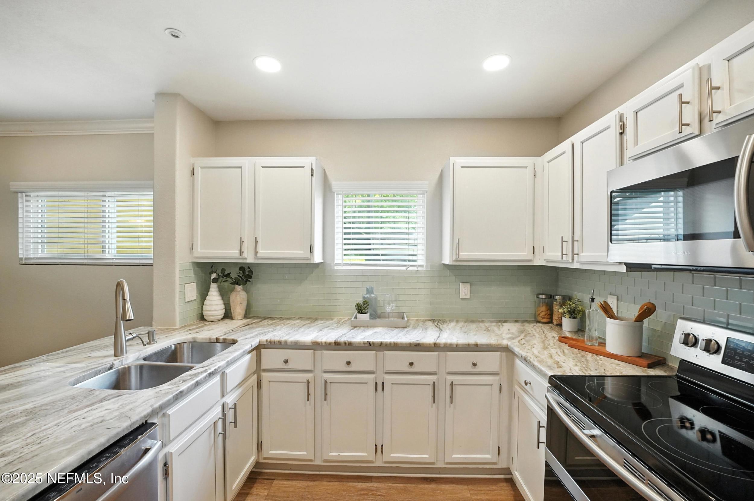 1800 THE GREENS Way, 603