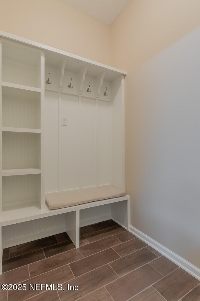 3560 CROSSVIEW Drive