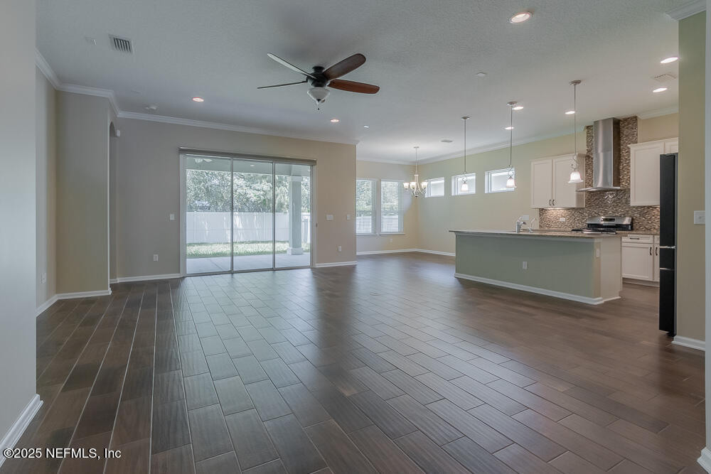 3560 CROSSVIEW Drive