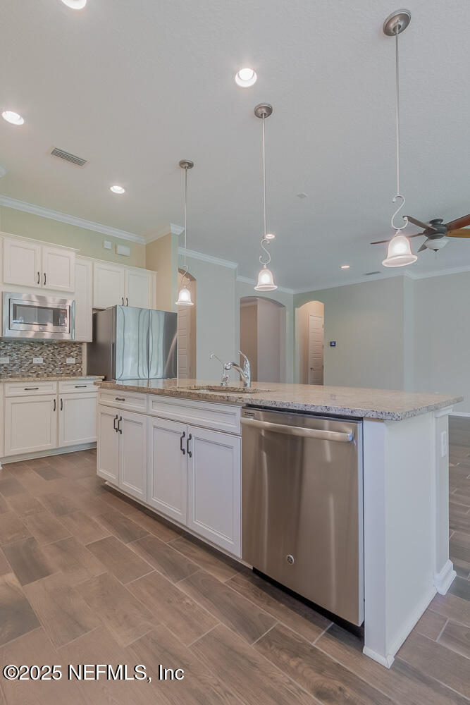 3560 CROSSVIEW Drive