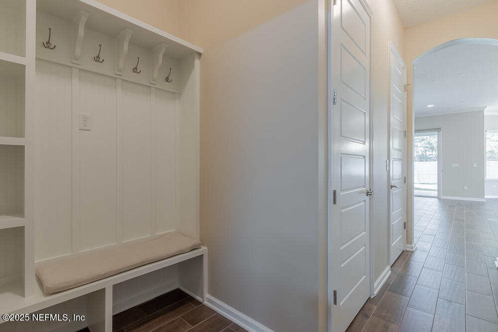 3560 CROSSVIEW Drive