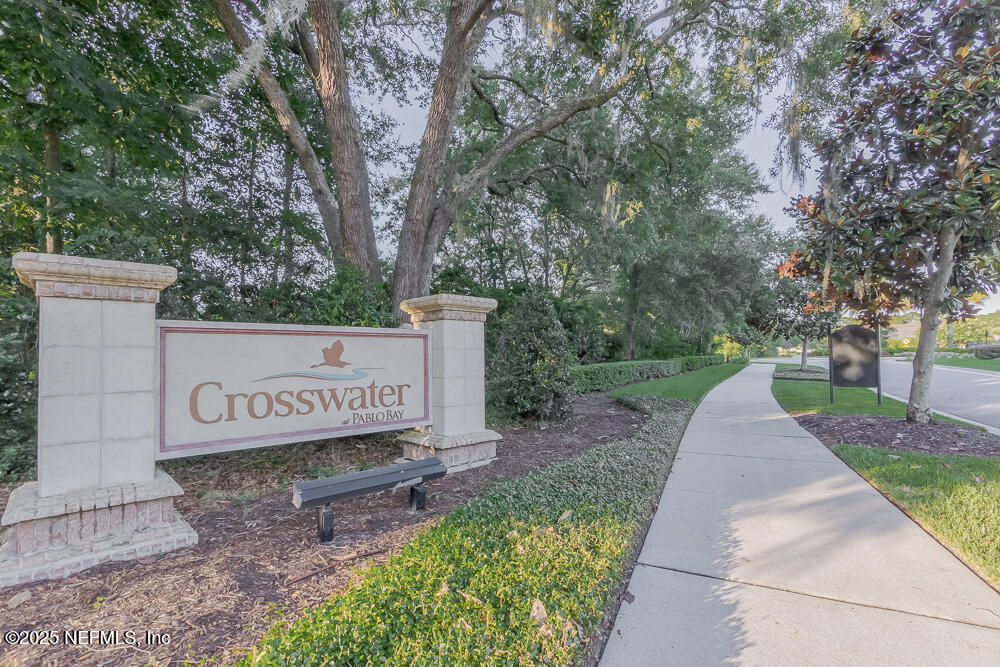 3560 CROSSVIEW Drive