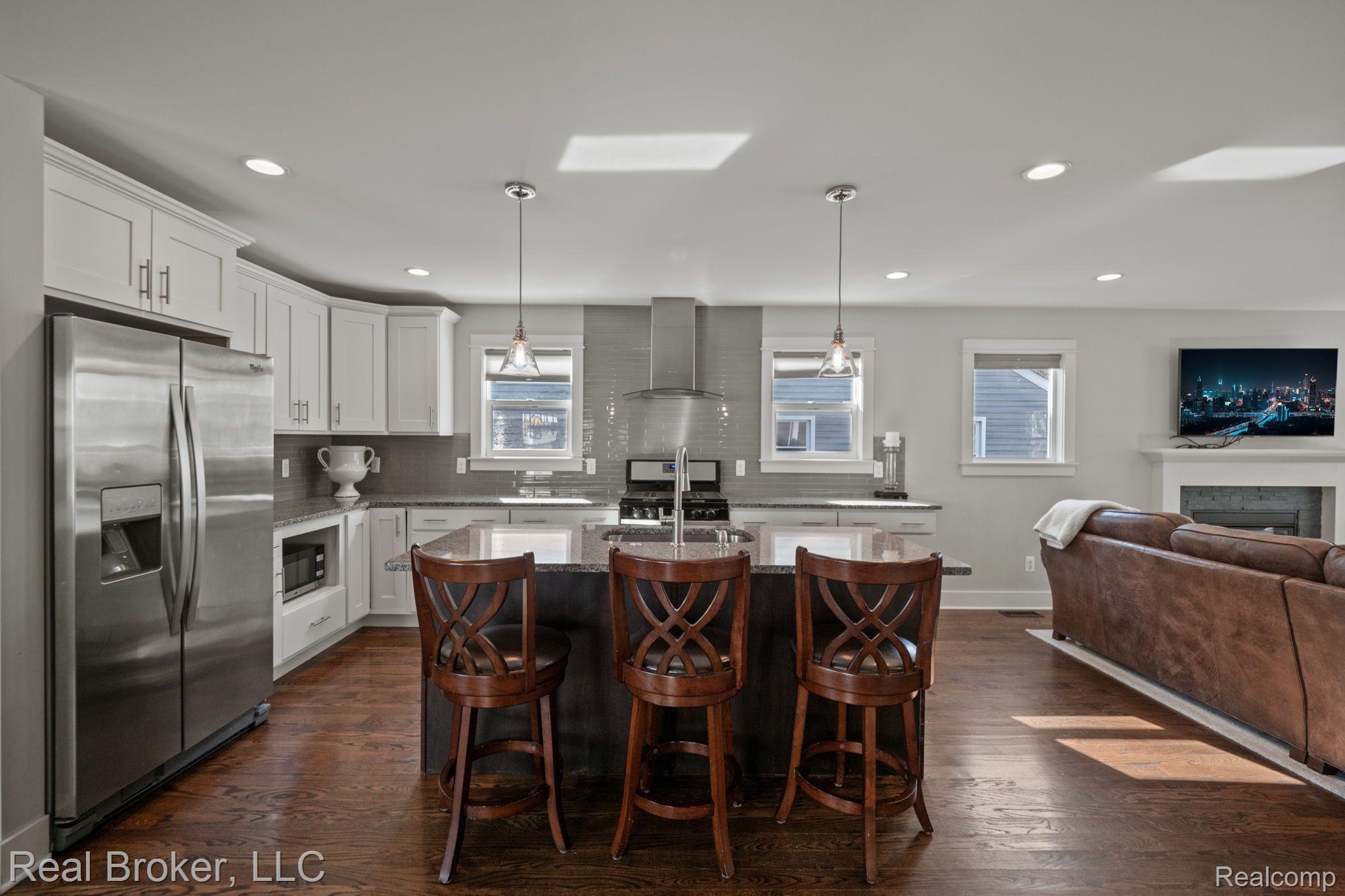 632 N ALTADENA Avenue