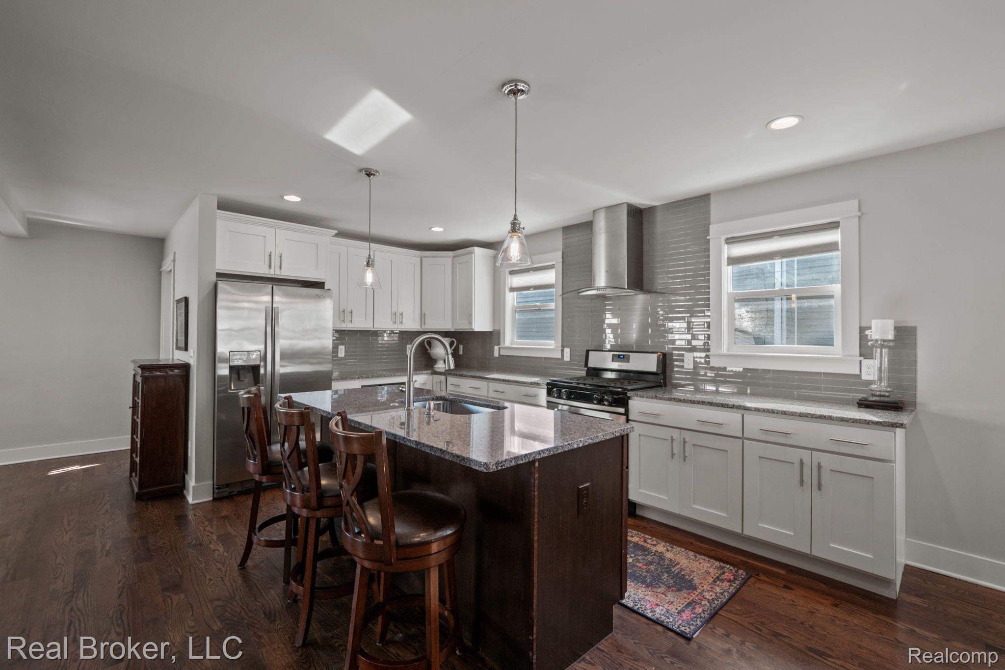 632 N ALTADENA Avenue