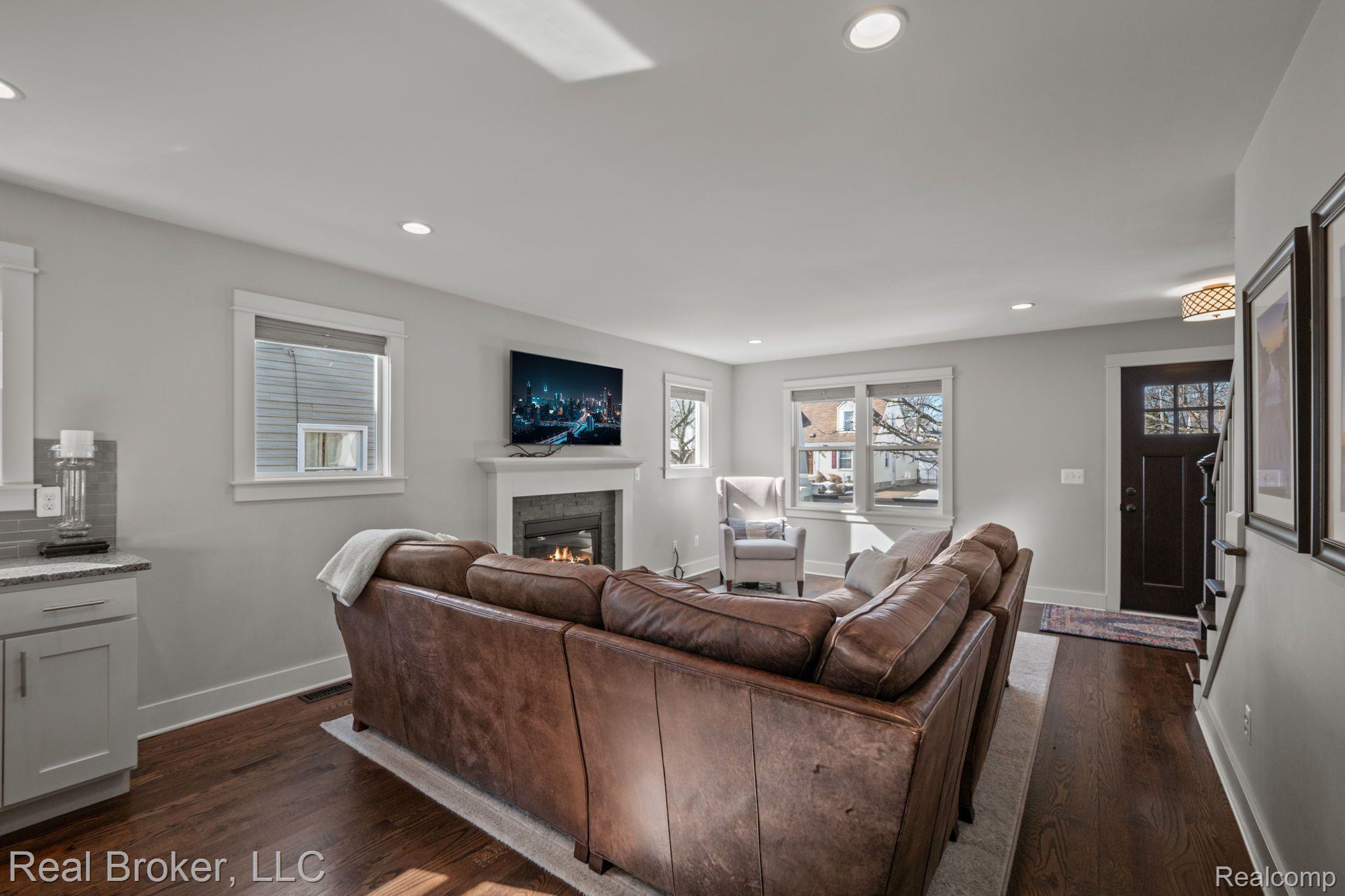 632 N ALTADENA Avenue