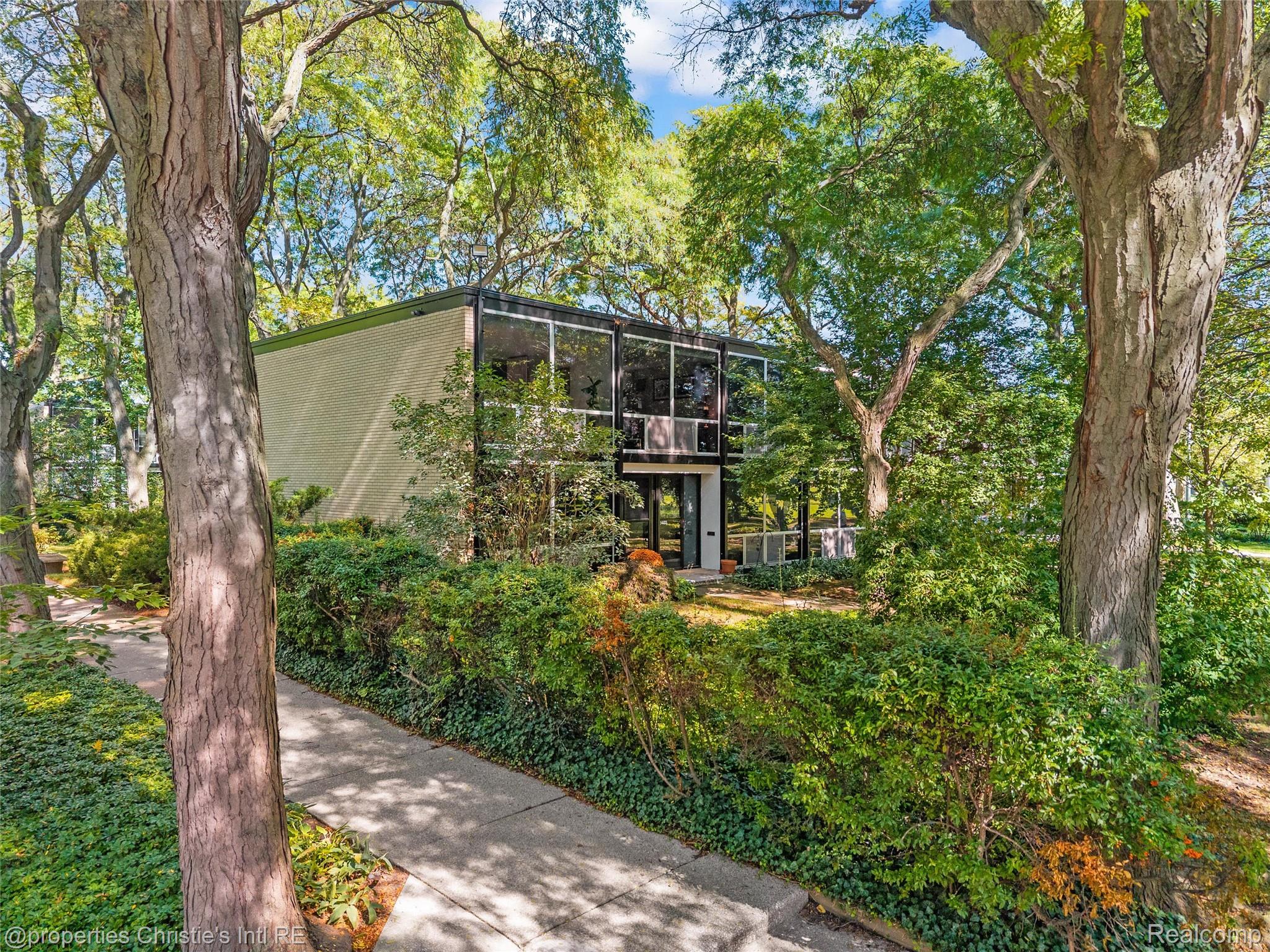 1401 Nicolet Place