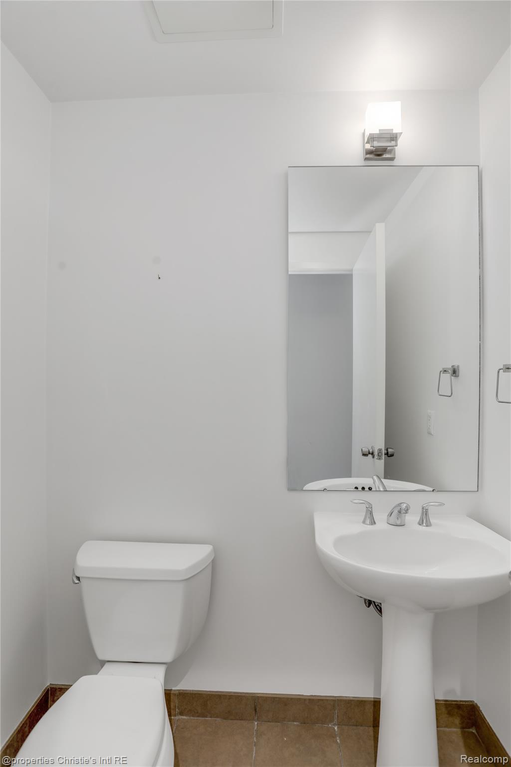 3670 Woodward Avenue 202