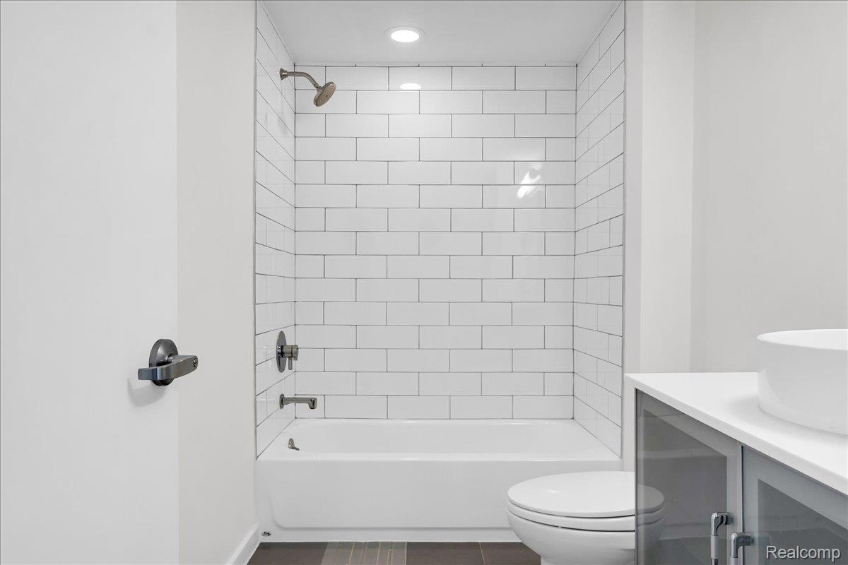 211 E 9 Mile Road Unit: 206