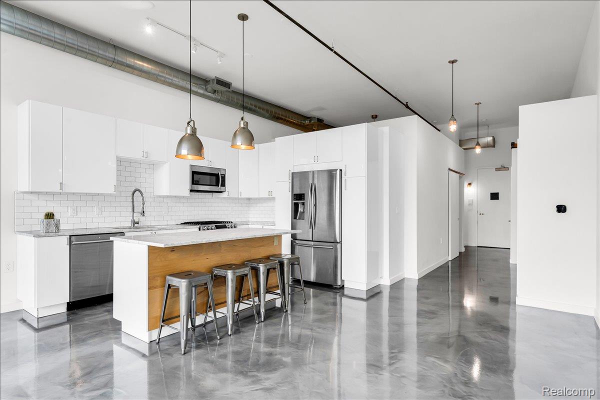 211 E 9 Mile Road Unit: 206