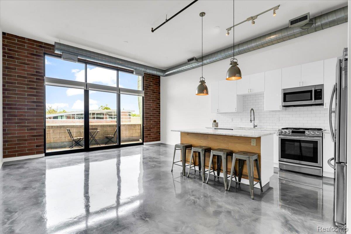 211 E 9 Mile Road Unit: 206