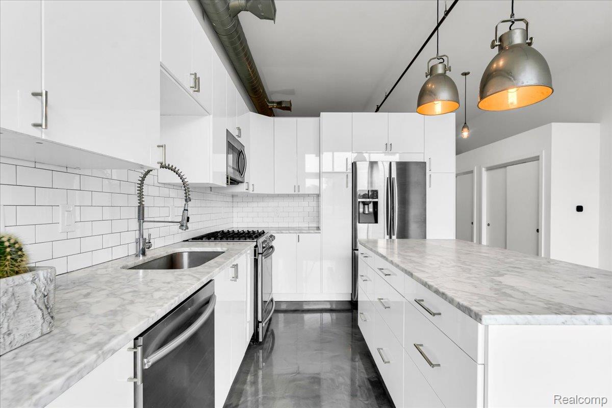 211 E 9 Mile Road Unit: 206