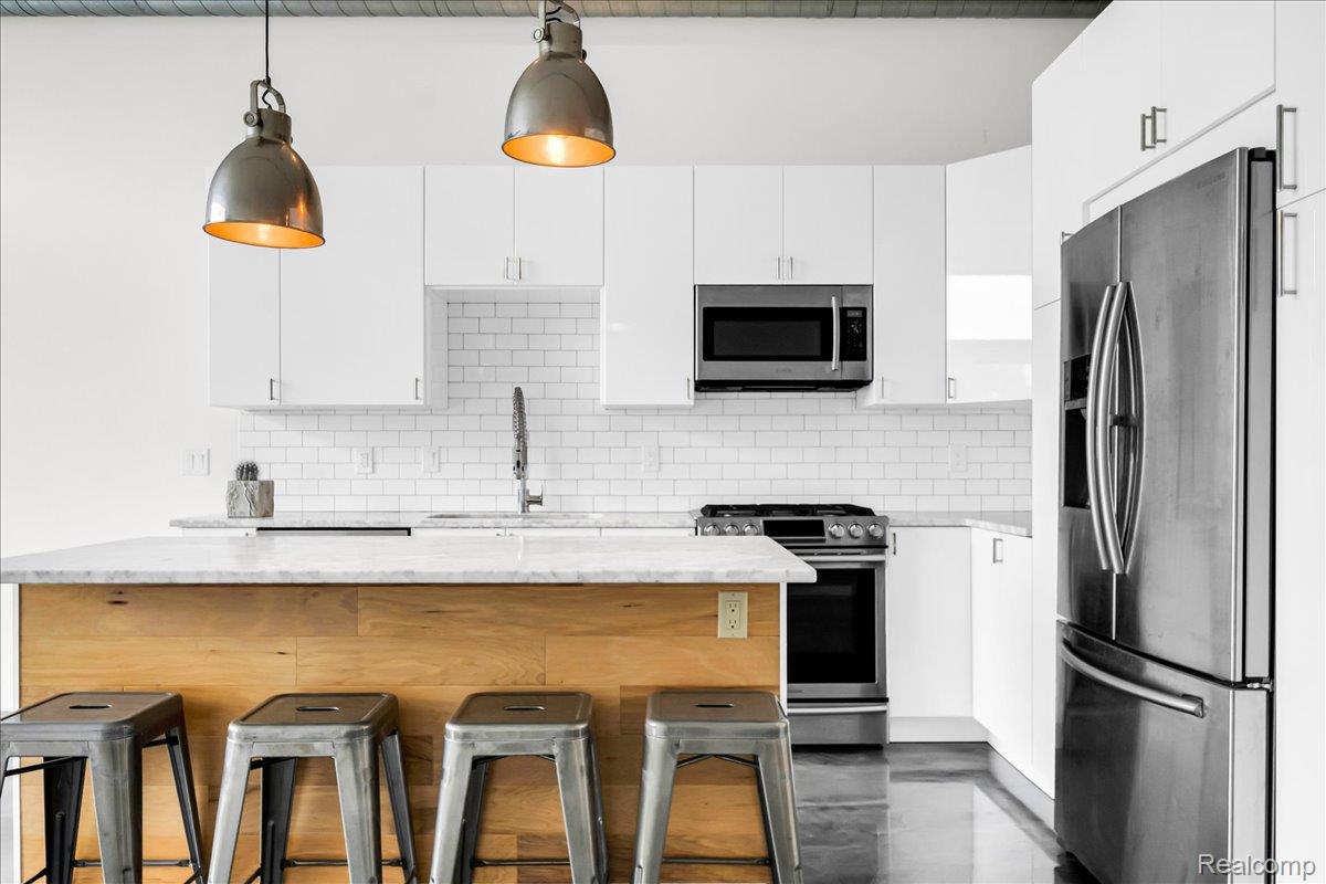 211 E 9 Mile Road Unit: 206