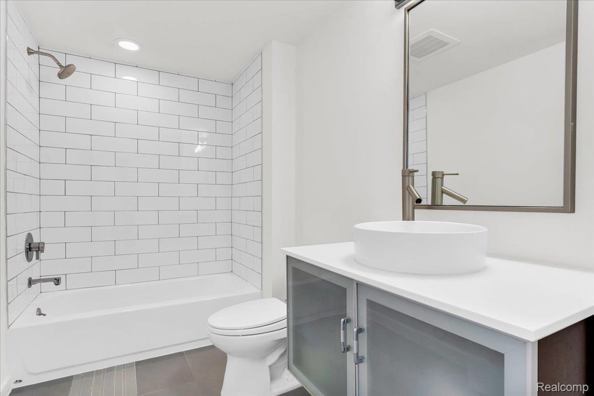 211 E 9 Mile Road Unit: 206