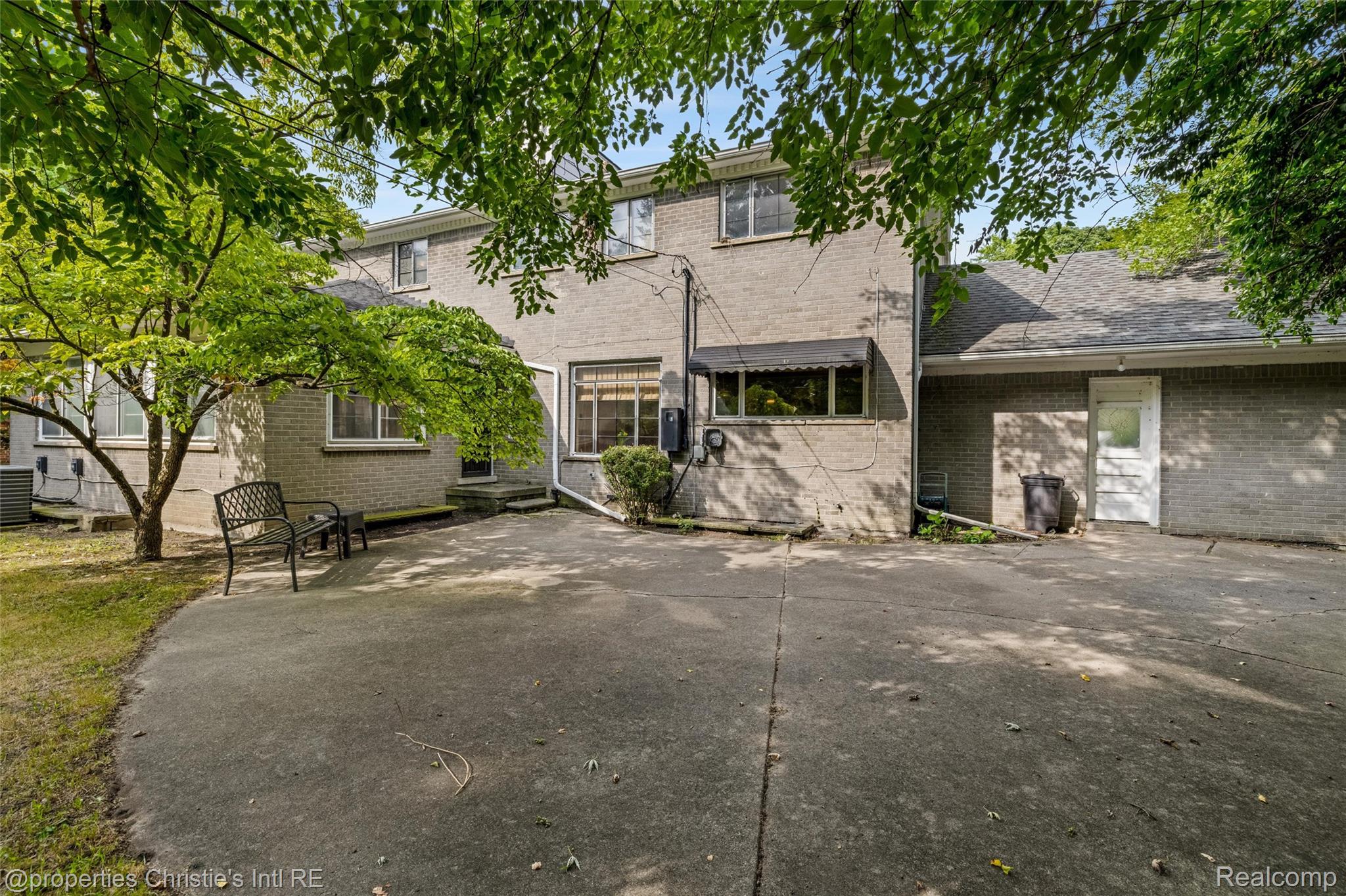 19262 Strathcona Drive