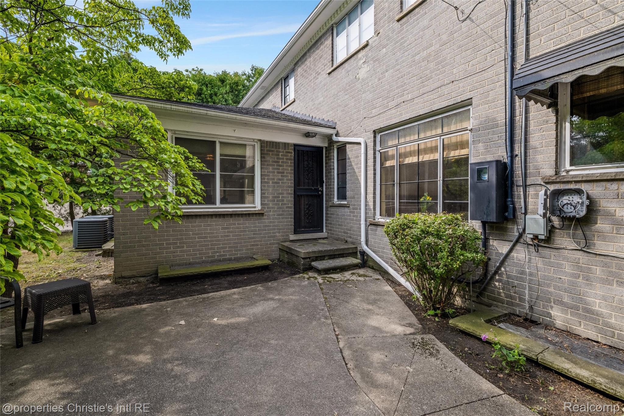 19262 Strathcona Drive