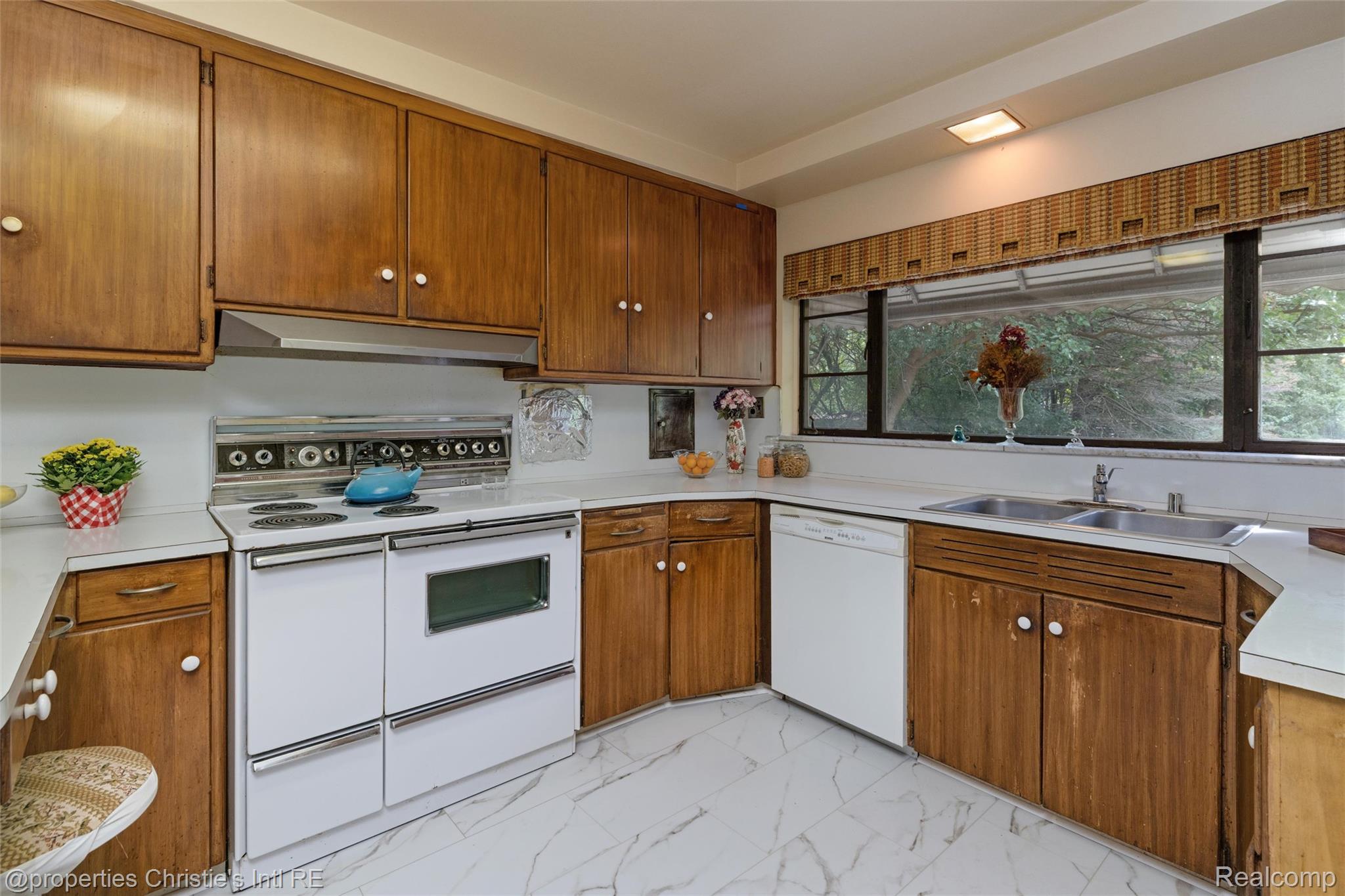 19262 Strathcona Drive