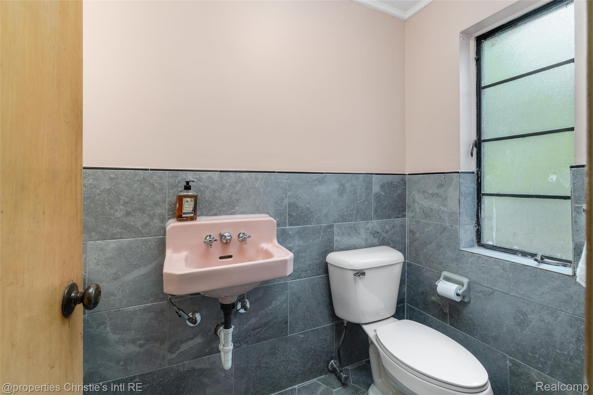 19262 Strathcona Drive