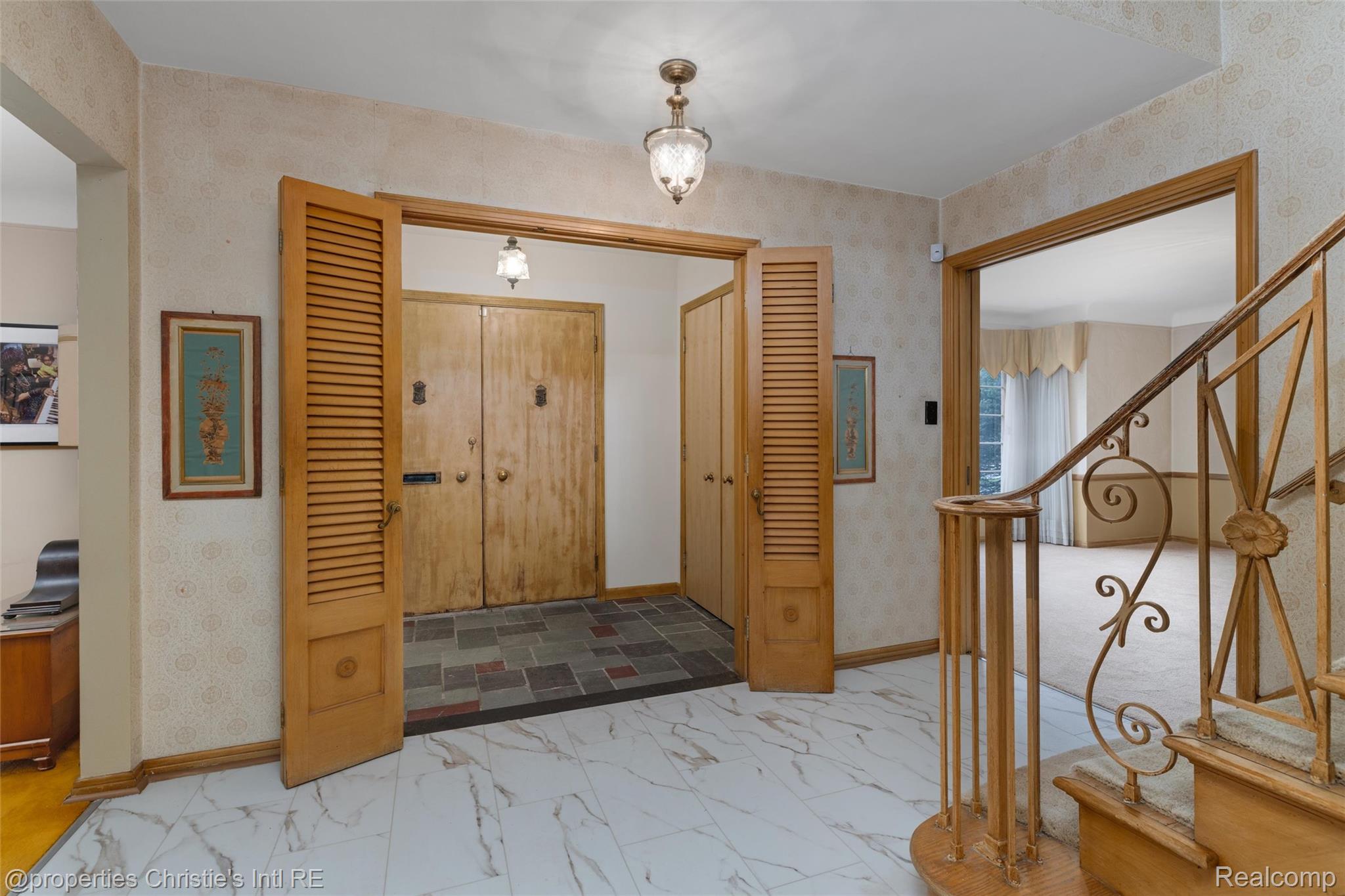 19262 Strathcona Drive