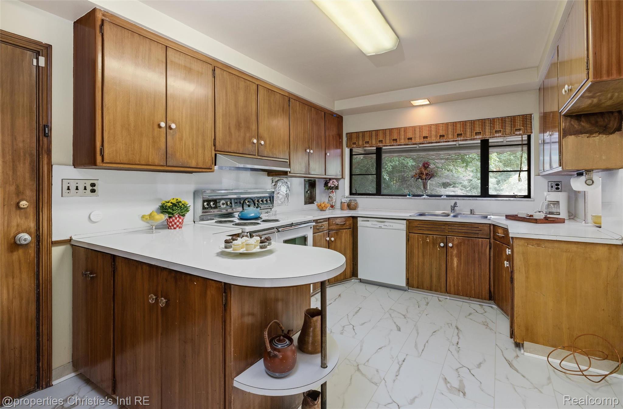 19262 Strathcona Drive