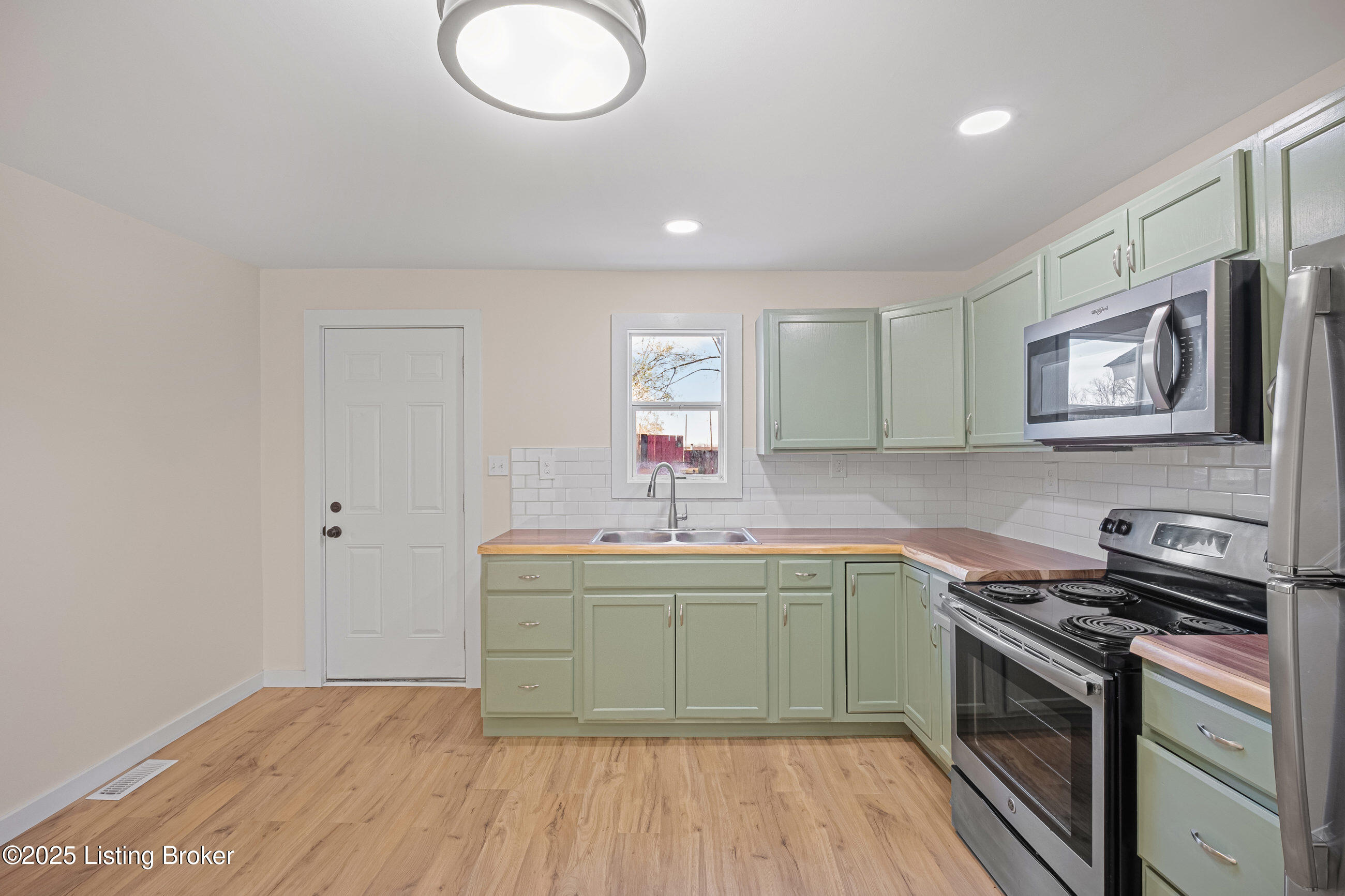 27 Phillips Ln