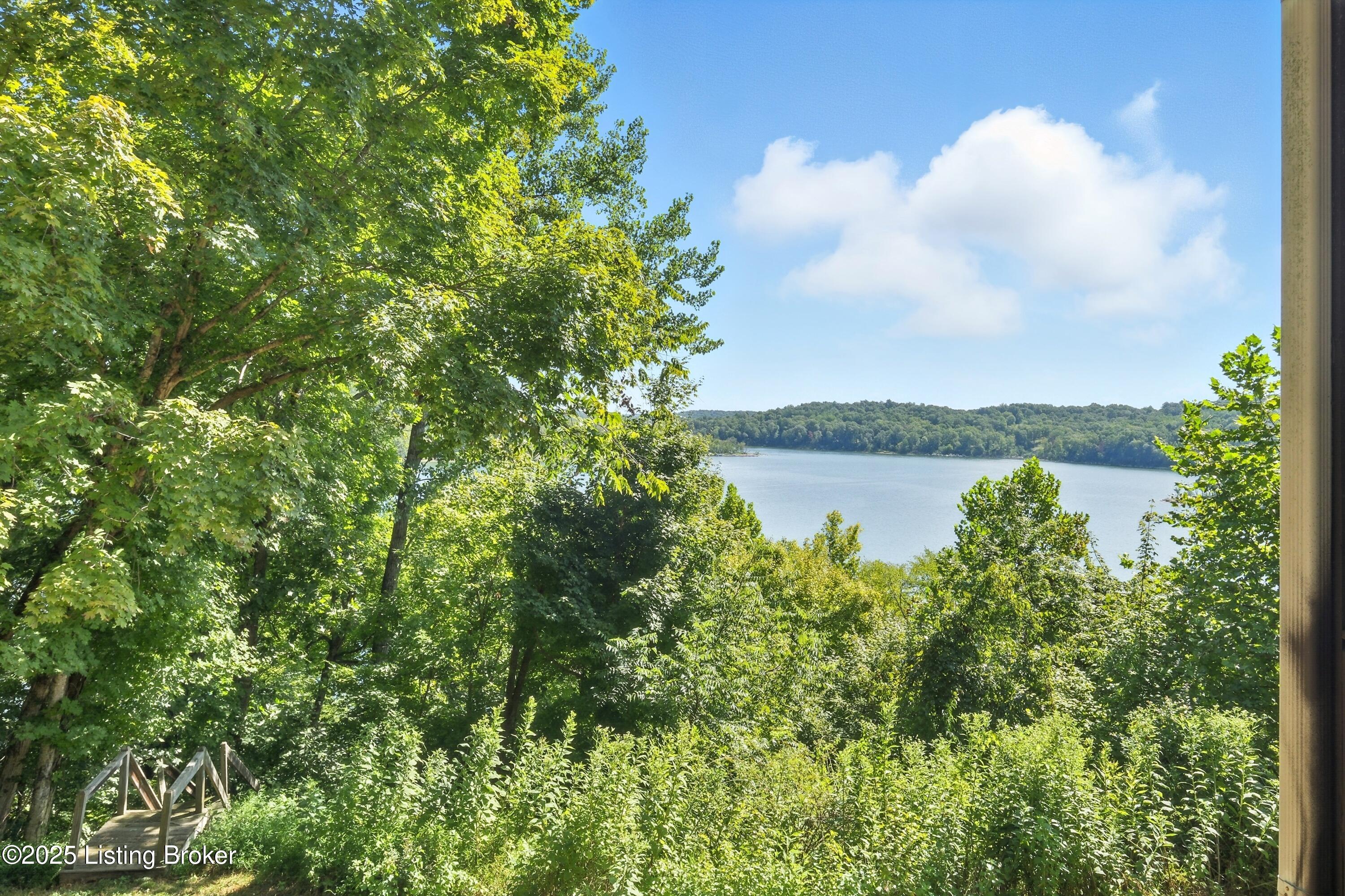 348 Lakeshore Dr