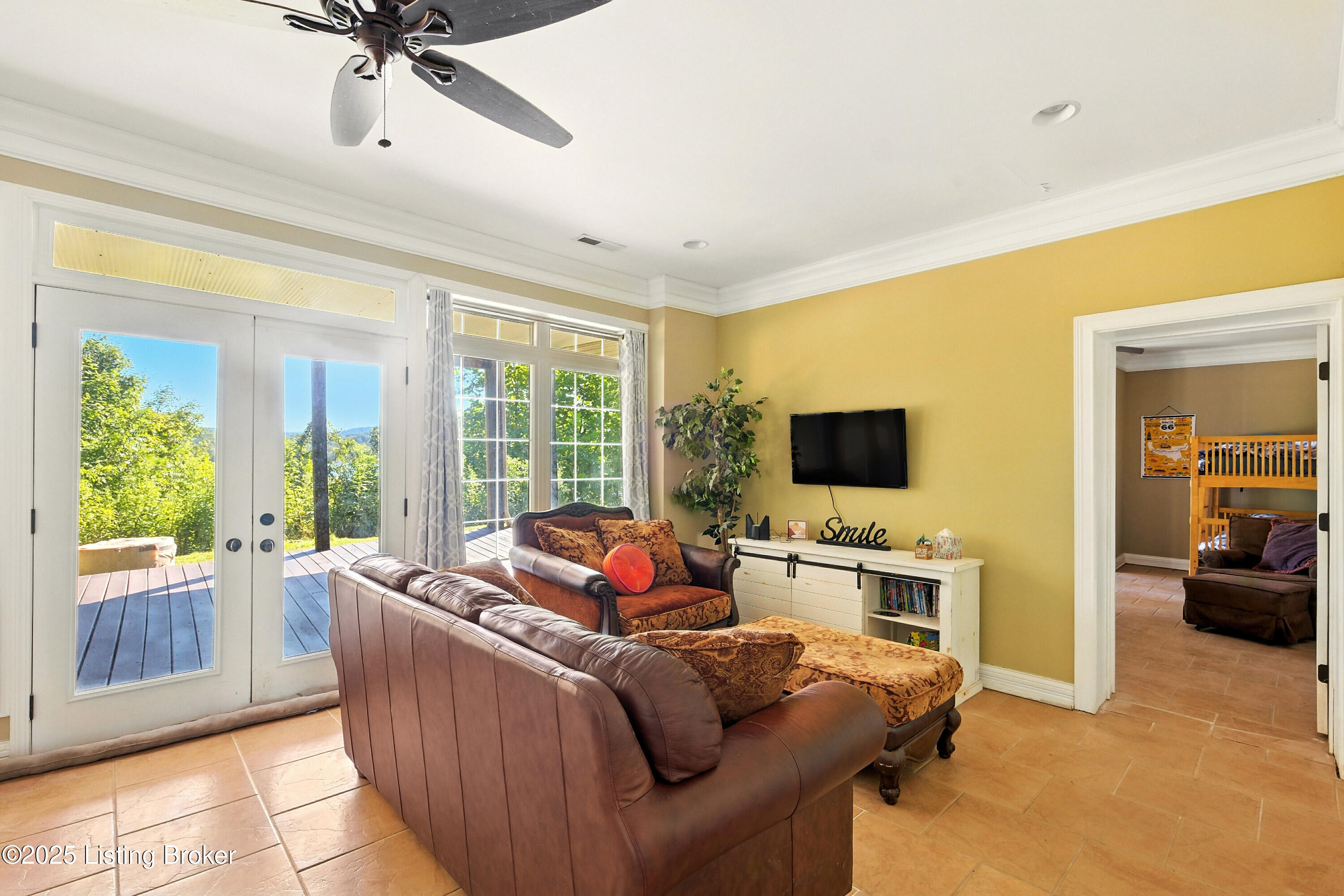 348 Lakeshore Dr