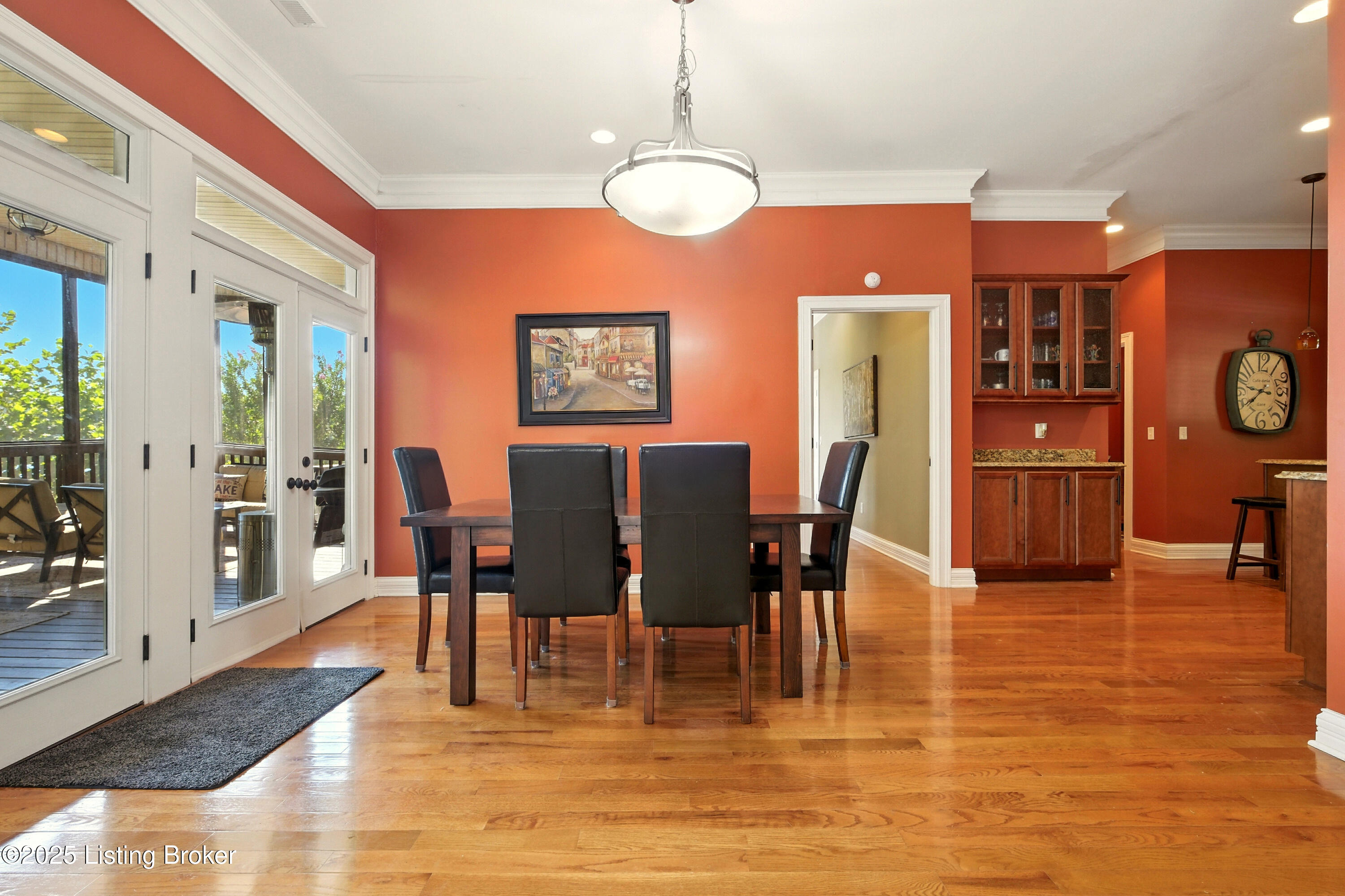 348 Lakeshore Dr