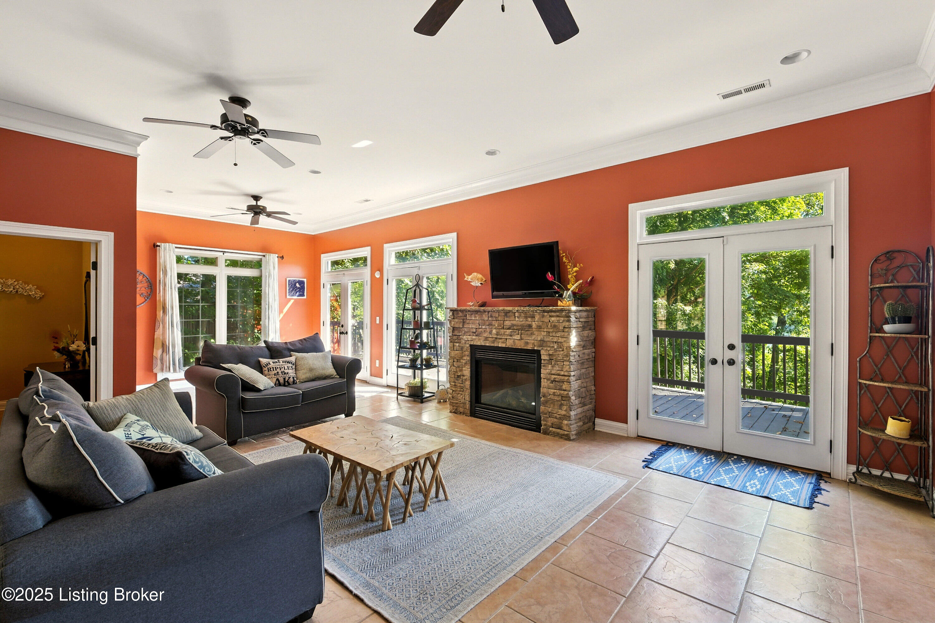 348 Lakeshore Dr
