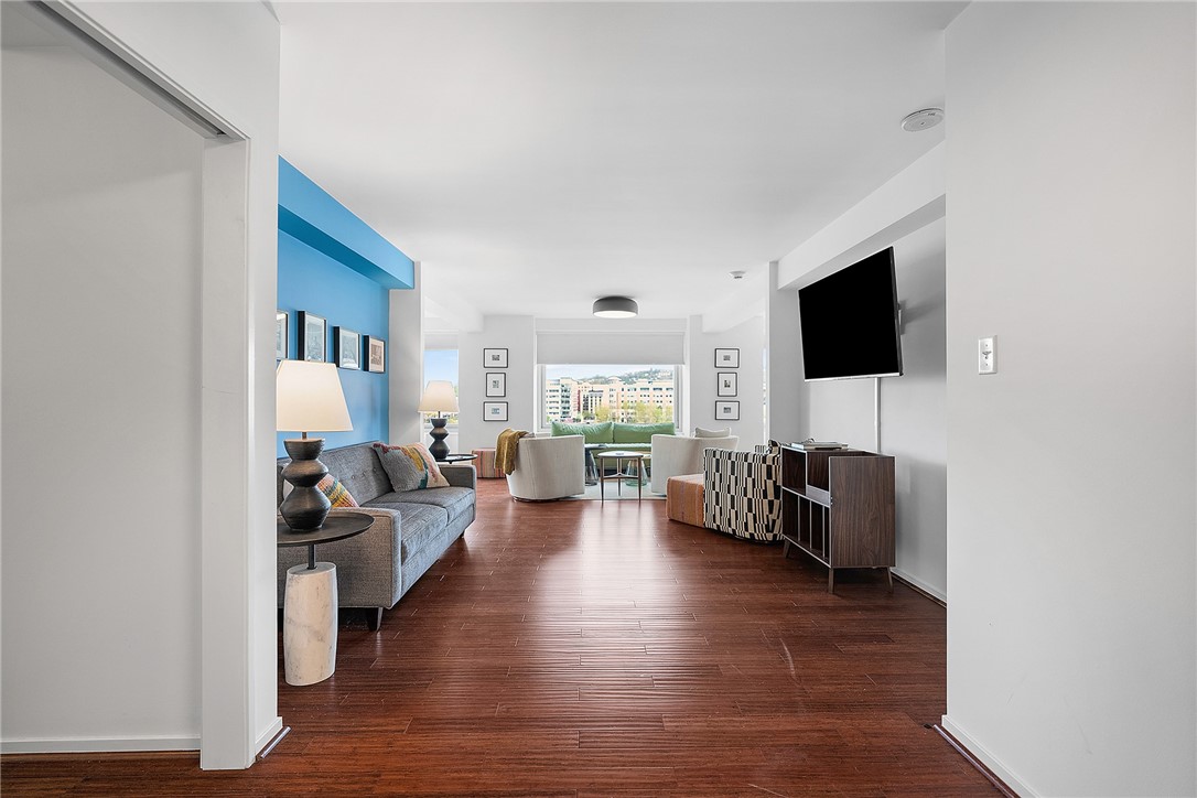 320 Fort Duquesne Boulevard 6F