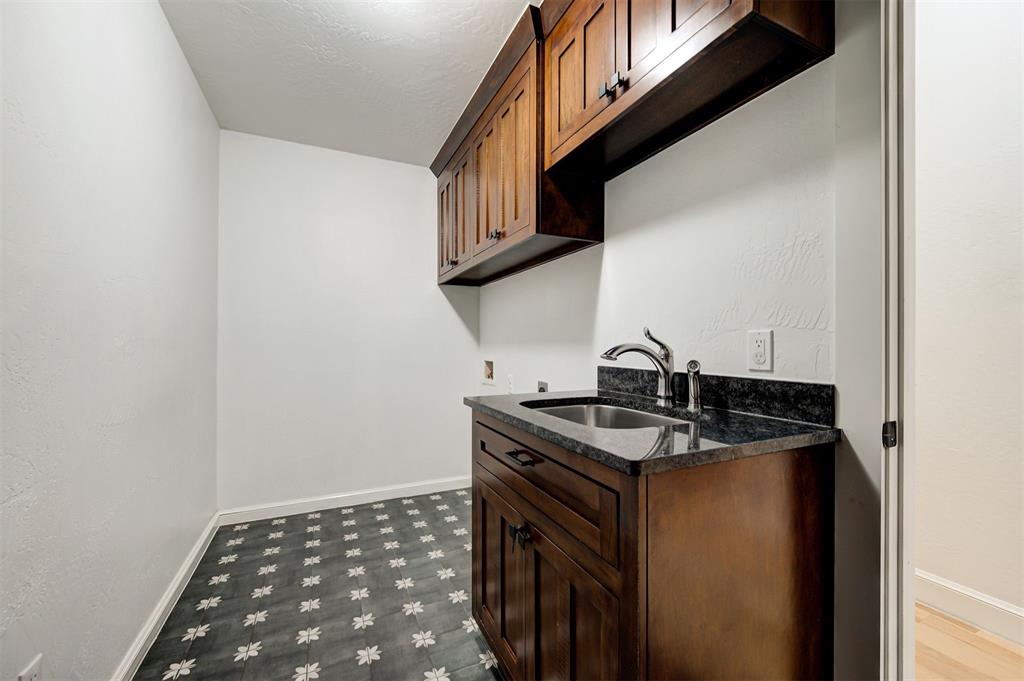 5970 Woodridge Circle