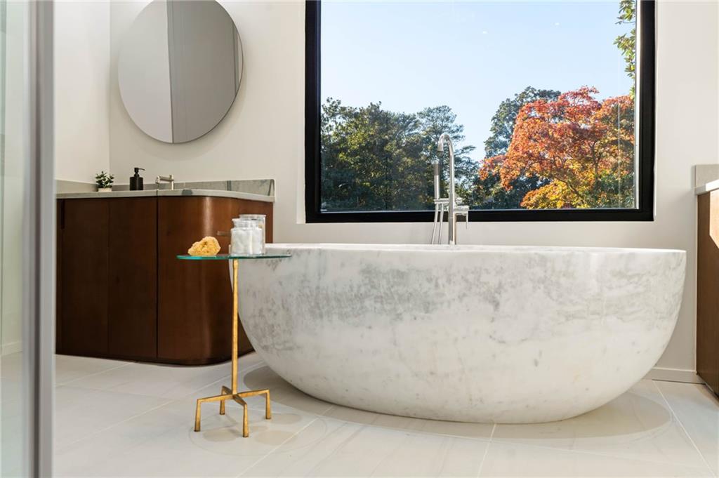 654 Longleaf Drive NE