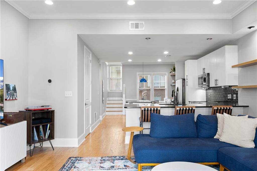 722 Cosmopolitan Drive NE