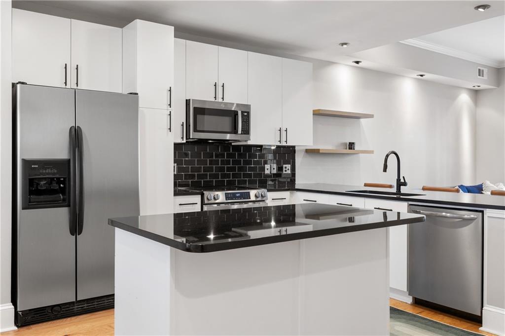 722 Cosmopolitan Drive NE