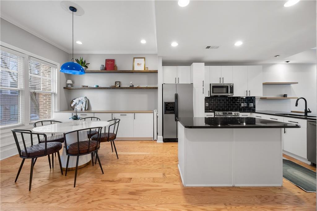 722 Cosmopolitan Drive NE