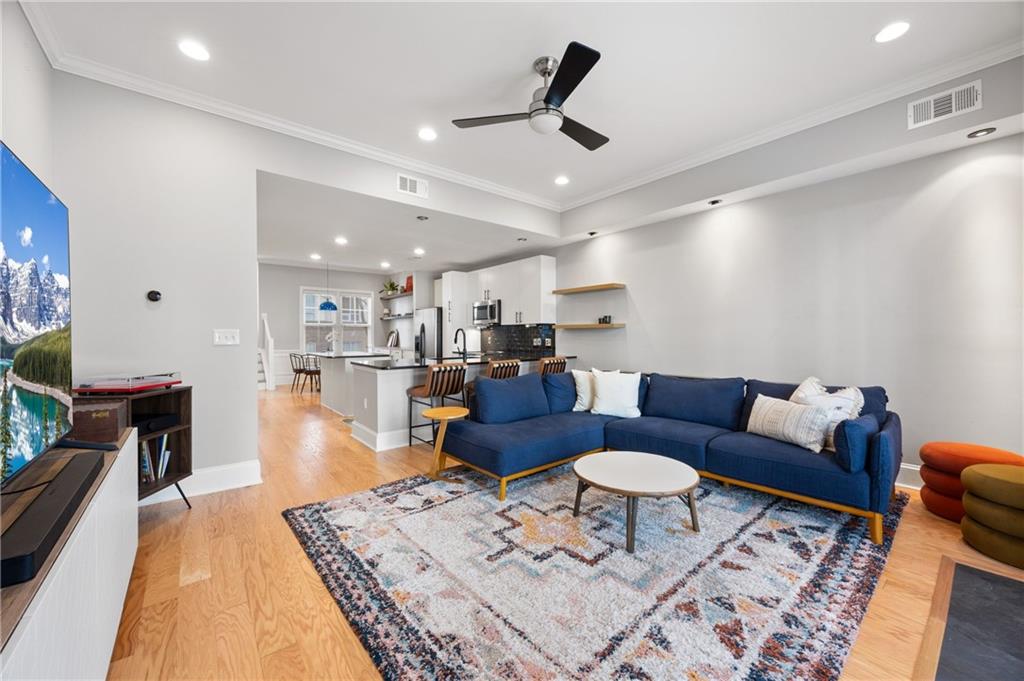 722 Cosmopolitan Drive NE