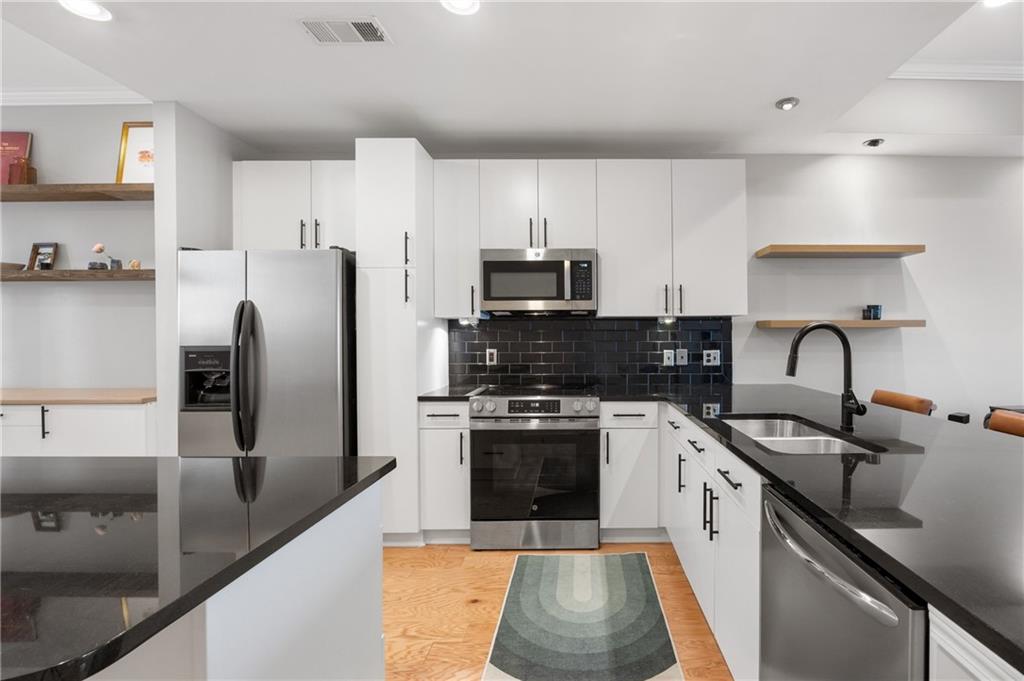 722 Cosmopolitan Drive NE