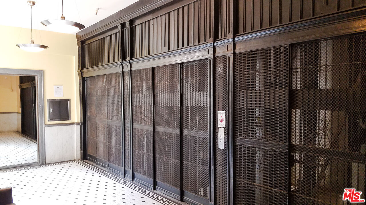 108 W 2nd St Unit: PH1007