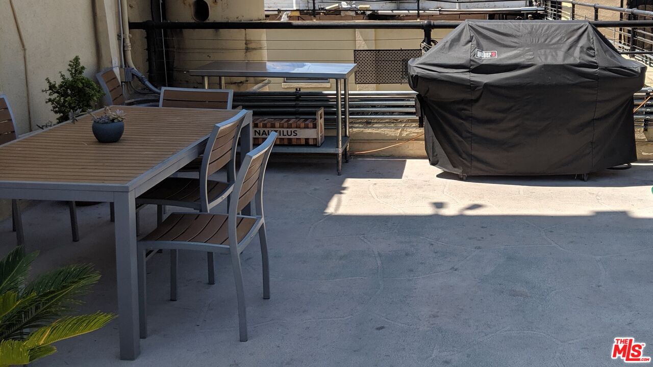 108 W 2nd St Unit: PH1007