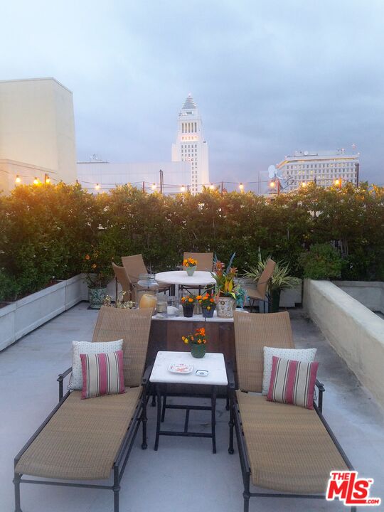 108 W 2nd St Unit: PH1007