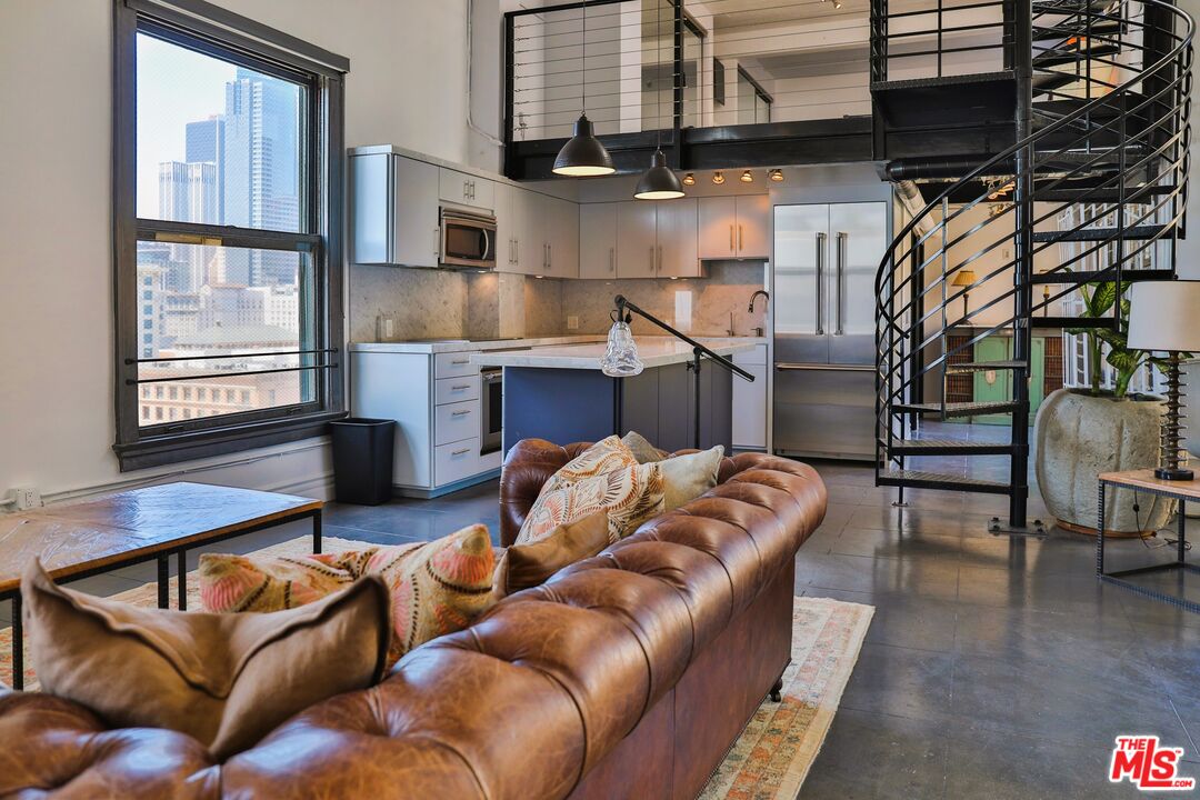 108 W 2nd St Unit: PH1007