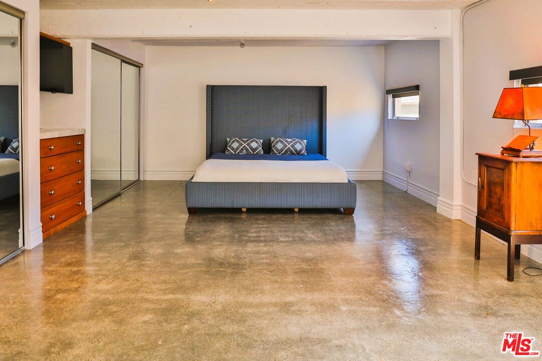 108 W 2nd St Unit: PH1007