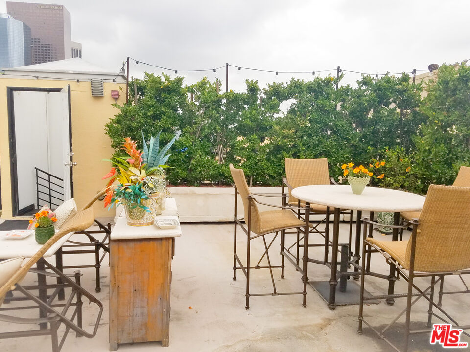 108 W 2nd St Unit: PH1007