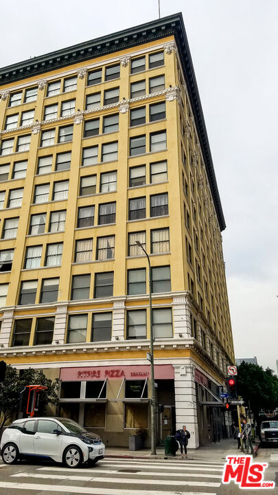 108 W 2nd St Unit: PH1007