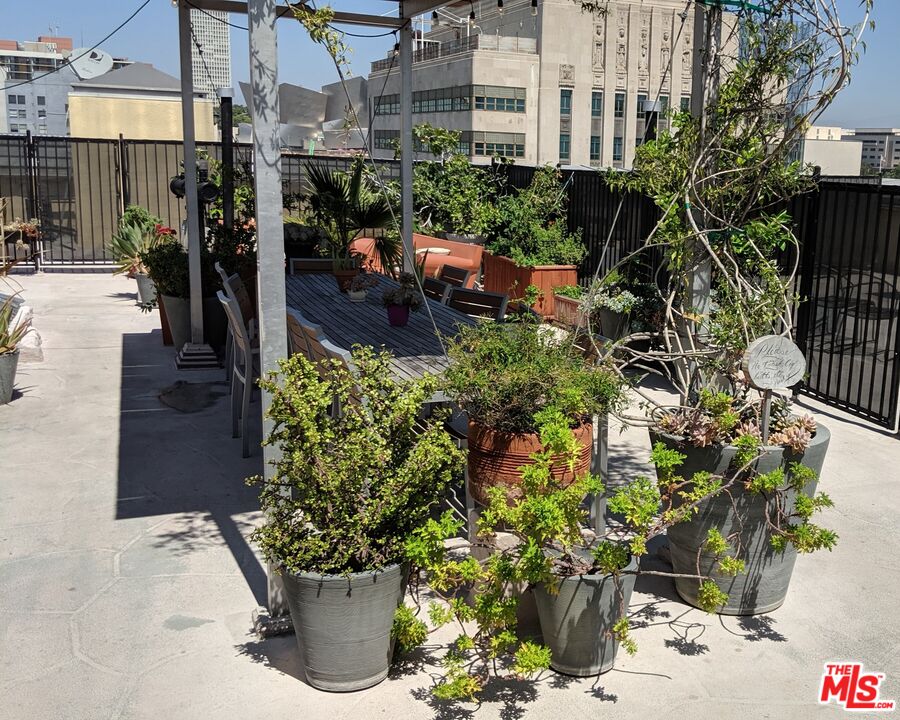 108 W 2nd St Unit: PH1007