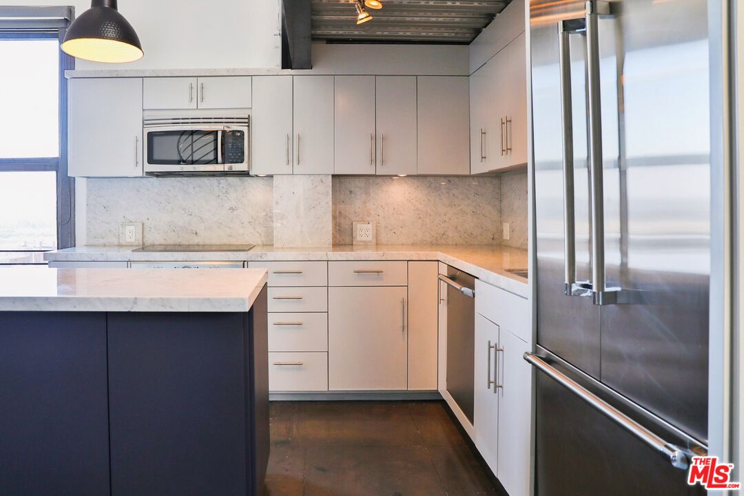 108 W 2nd St Unit: PH1007