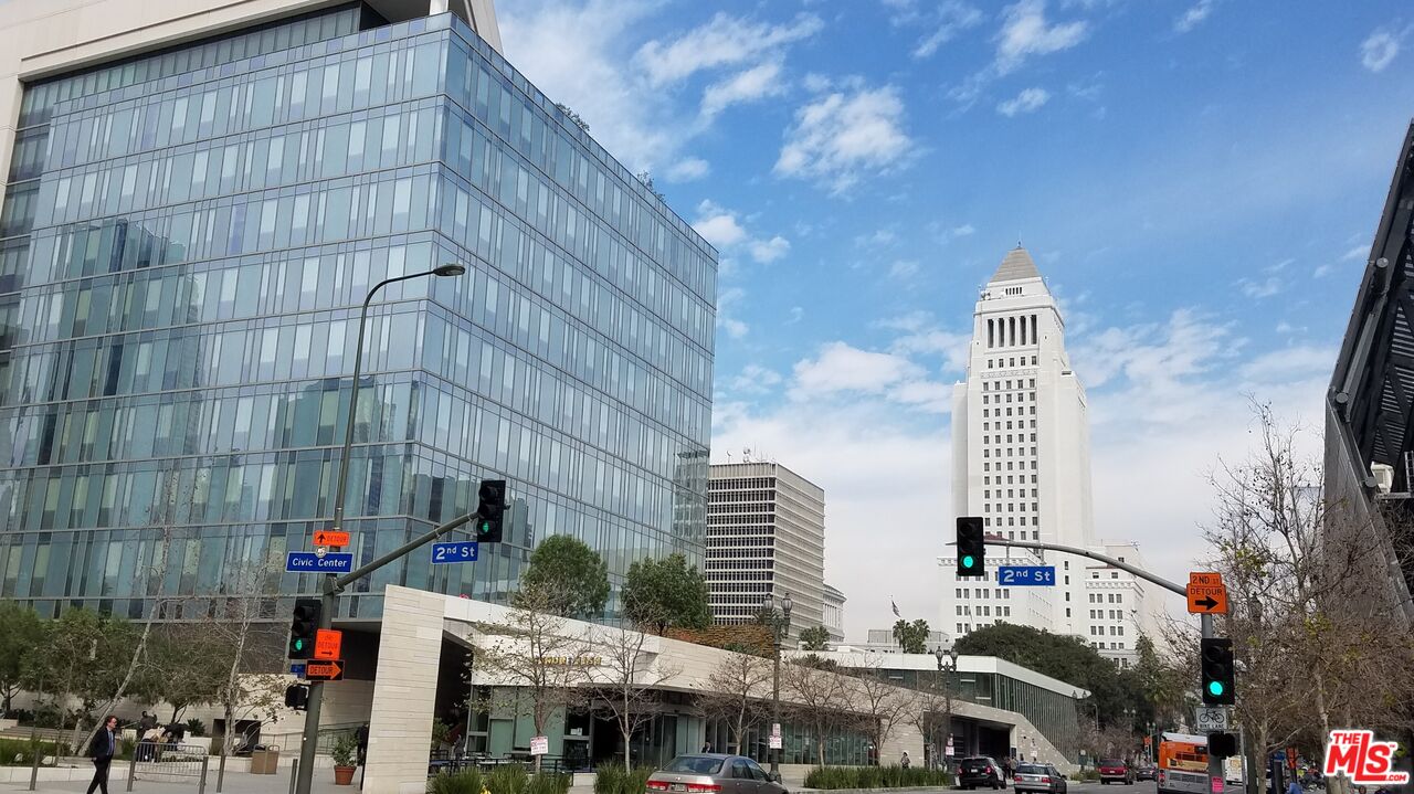 108 W 2nd St Unit: PH1007