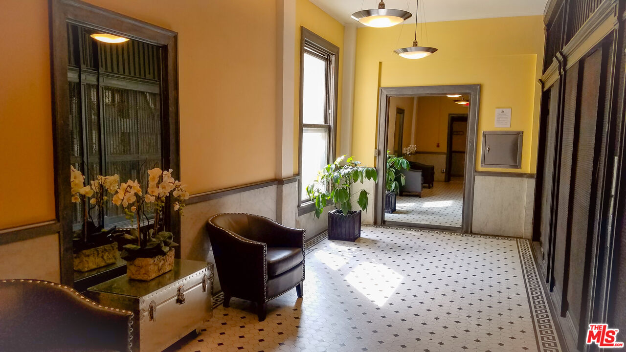108 W 2nd St Unit: PH1007