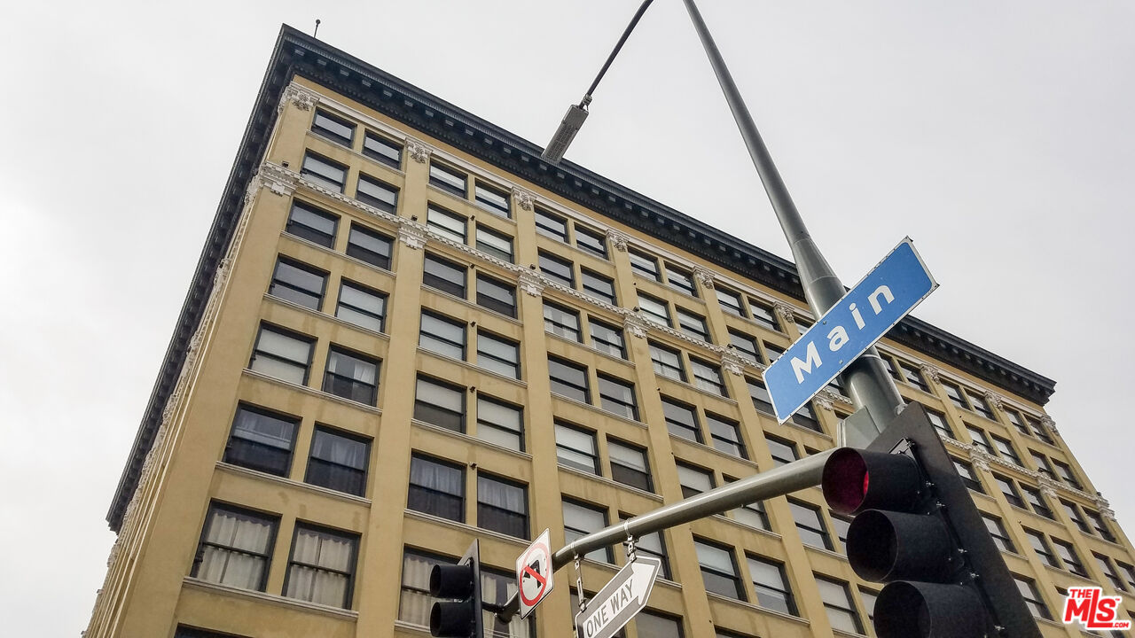 108 W 2nd St Unit: PH1007